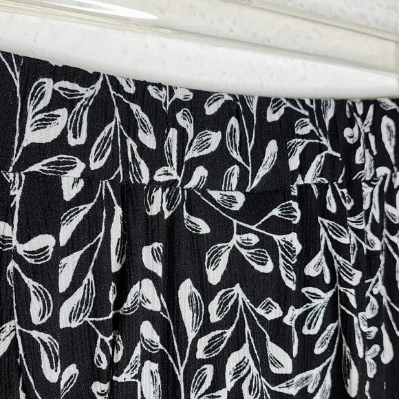 J. Jill Black and White Midi Skirt, A Line Sz XS Floral w Elastic Waist and Slit - Picture 9 of 13